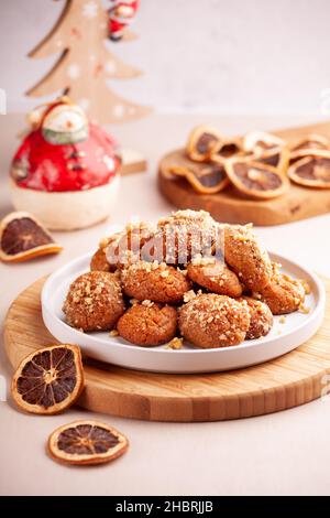 Gros plan de biscuits traditionnels grecs faits maison de melomakarona Banque D'Images