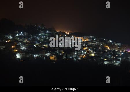 Vue panoramique sur le village de Metsovo la nuit stratifiée dans le nord de la Grèce Banque D'Images