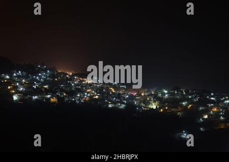 Vue panoramique sur le village de Metsovo la nuit stratifiée dans le nord de la Grèce Banque D'Images