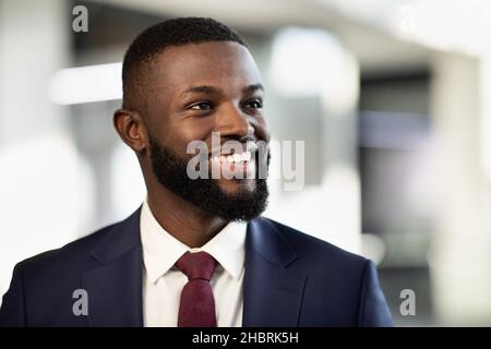 Portrait en gros plan d'un jeune homme d'affaires afro-américain joyeux Banque D'Images