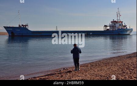 Le cargo Tinno entre dans le port de Teignmouth à marée haute. Banque D'Images
