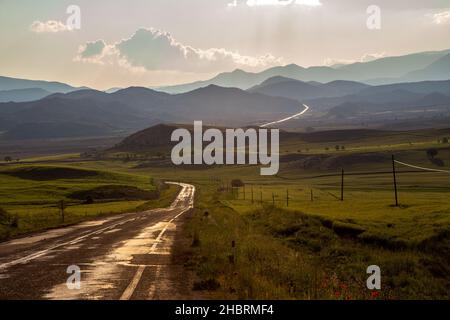 La route lumineuse vers les montagnes, province d'Ankara Banque D'Images