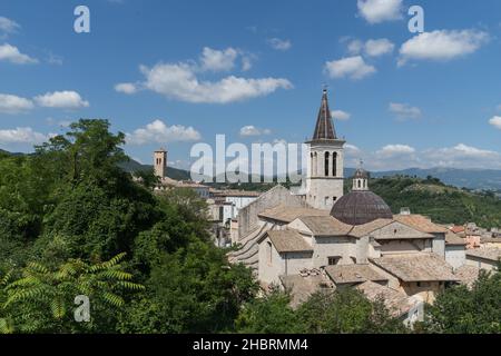 Vue depuis la rue via Gattaponi, la cathédrale San Salvatore, l'UNESCO, site classé au patrimoine mondial, Spoleto,Ombrie, Italie, Europe Banque D'Images
