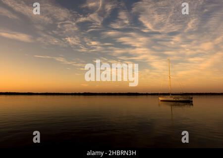 Bateau à voile ancré au coucher du soleil dans le fleuve Uruguay.Colón, entre Ríos, Argentine Banque D'Images