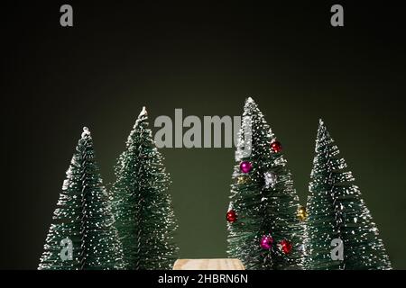 Fond vert de Noël avec podium en bois pour la présentation du produit et des sapins de noël.Le socle est en bois naturel Banque D'Images