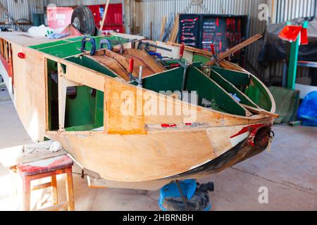 Réparation de patin en bois dans les ateliers.Slingsby T21.Crusaders Gliding Club, Dhekelia, Chypre. Banque D'Images