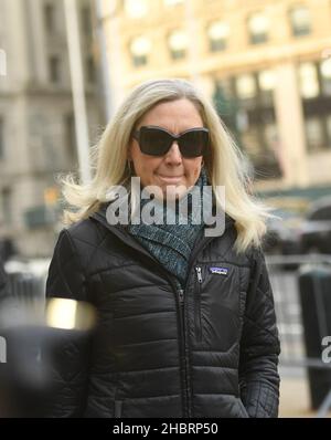 L'avocate de la Défense Laura Menninger arrive au palais de justice fédéral dans le district sud de New York pour le procès de Ghislaine Maxwell.Un jury a entamé ses délibérations sur la question de savoir si la socialite britannique est un prédateur dangereux qui a recruté des adolescents victimes d’abus sexuels par le financier Jeffrey Epstein, comme l’affirment les procureurs.Date de la photo: Mardi 21 décembre 2021. Banque D'Images