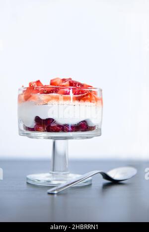 Fraises à la crème fouettée dans un gobelet en cristal.Photo de haute qualité Banque D'Images