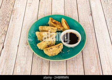 Les jiaozi sont faits remplis de viande hachée ou de légumes roulés dans une fine pâte, qui est habituellement scellé avec les doigts. Banque D'Images