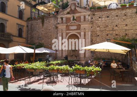 Piazza Bartolomeo d'Alviano, Fontaine, vieille ville, Todi, Ombrie,Italie, Europe Banque D'Images