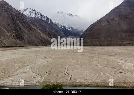 Côté afghan de la vallée de Wakhan entre le Tadjikistan et l'Afghanistan Banque D'Images