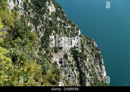 Vue depuis la terrasse du Brivido, Strada della Forra Road, Lac de Garde, Tremosine, Lombardie, Italie,Europe Banque D'Images
