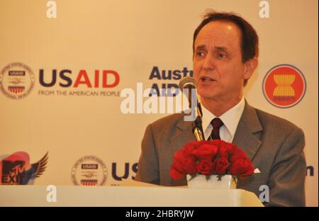 2010s Vietnam: Francis Donovan, directeur de mission de l'USAID, parle au lancement de la presse À LA SORTIE de MTV à Hanoi ca.15 mai 2012 Banque D'Images