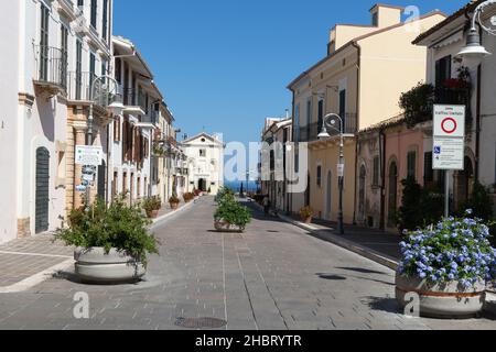 Corso Trento e Trieste, Vieille ville, San Vito Chietino, Abruzzo, Italie,Europe Banque D'Images