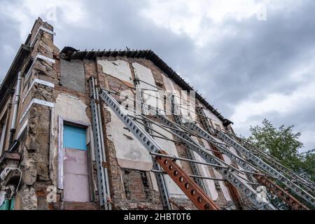 Logement de tenement à Glasgow avec un problème de structure majeur, soutenu par des poutres en acier Banque D'Images