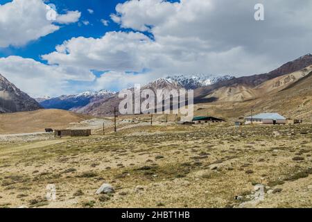 Village dans la vallée de la rivière Gunt dans les montagnes de Pamir, Tadjikistan Banque D'Images