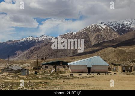 Village dans la vallée de la rivière Gunt dans les montagnes de Pamir, Tadjikistan Banque D'Images