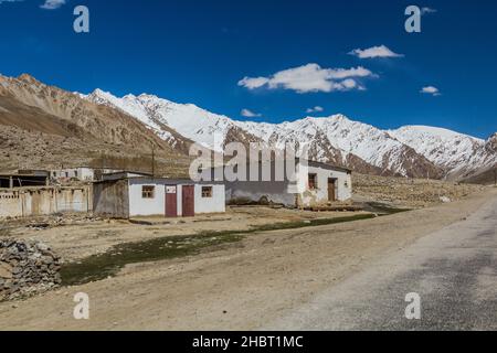 Village dans la vallée de la rivière Gunt dans les montagnes de Pamir, Tadjikistan Banque D'Images