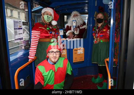 Ayr, Ayrshire, Écosse : les bus Stagecoach Santa viennent en ville par un bus Stagecoach à la gare routière d'Ayr. Le bus ouvert a été aménagé comme une grotte.Le véhicule a été transformé en un pays merveilleux pour l’hiver pour un week-end seulement avec le Père Noël et ses elfes qui ont mis en place une grotte de fortune, et dans le processus de collecte de £185 dons pour la charité des enfants, le bus sensoriel d’Aoife.Dans la grotte gratuite socialement distancée du dépôt d'Ayr Stagecoach, les enfants ont dit à Santa ce qu'ils veulent pour Noël avant de recevoir un cadeau. Banque D'Images