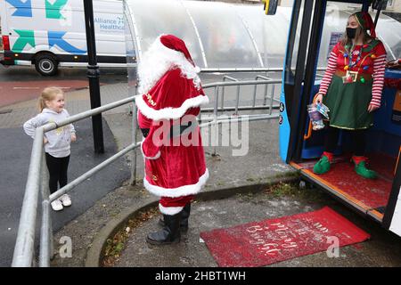 Ayr, Ayrshire, Écosse : les bus Stagecoach Santa viennent en ville par un bus Stagecoach à la gare routière d'Ayr. Le bus ouvert a été aménagé comme une grotte.Le véhicule a été transformé en un pays merveilleux pour l’hiver pour un week-end seulement avec le Père Noël et ses elfes qui ont mis en place une grotte de fortune, et dans le processus de collecte de £185 dons pour la charité des enfants, le bus sensoriel d’Aoife.Dans la grotte gratuite socialement distancée du dépôt d'Ayr Stagecoach, les enfants ont dit à Santa ce qu'ils veulent pour Noël avant de recevoir un cadeau. Banque D'Images