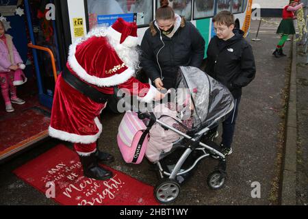 Ayr, Ayrshire, Écosse : les bus Stagecoach Santa viennent en ville par un bus Stagecoach à la gare routière d'Ayr. Le bus ouvert a été aménagé comme une grotte.Le véhicule a été transformé en un pays merveilleux pour l’hiver pour un week-end seulement avec le Père Noël et ses elfes qui ont mis en place une grotte de fortune, et dans le processus de collecte de £185 dons pour la charité des enfants, le bus sensoriel d’Aoife.Dans la grotte gratuite socialement distancée du dépôt d'Ayr Stagecoach, les enfants ont dit à Santa ce qu'ils veulent pour Noël avant de recevoir un cadeau. Banque D'Images