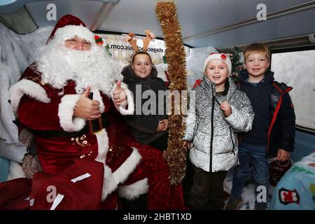 Ayr, Ayrshire, Écosse : les bus Stagecoach Santa viennent en ville par un bus Stagecoach à la gare routière d'Ayr. Le bus ouvert a été aménagé comme une grotte.Le véhicule a été transformé en un pays merveilleux pour l’hiver pour un week-end seulement avec le Père Noël et ses elfes qui ont mis en place une grotte de fortune, et dans le processus de collecte de £185 dons pour la charité des enfants, le bus sensoriel d’Aoife.À la grotte gratuite socialement distancée au dépôt d'Ayr Stagecoach, les enfants ont dit à Santa ce qu'ils veulent pour Noël avant de recevoir un cadeau.Santa donne les pouces vers le haut Banque D'Images