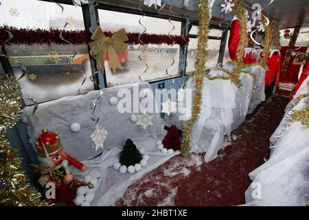 Ayr, Ayrshire, Écosse : les bus Stagecoach Santa viennent en ville par un bus Stagecoach à la gare routière d'Ayr. Le bus ouvert a été aménagé comme une grotte.Le véhicule a été transformé en un pays merveilleux pour l’hiver pour un week-end seulement avec le Père Noël et ses elfes qui ont mis en place une grotte de fortune, et dans le processus de collecte de £185 dons pour la charité des enfants, le bus sensoriel d’Aoife.Dans la grotte gratuite socialement distancée du dépôt d'Ayr Stagecoach, les enfants ont dit à Santa ce qu'ils veulent pour Noël avant de recevoir un cadeau.La partie inférieure du bus a été aménagée comme une grotte Banque D'Images