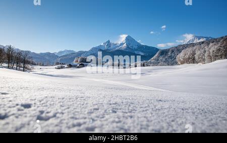 Paysage hivernal bavarois idyllique avec fermes traditionnelles, Berchtesgaden, Bavière, Allemagne Banque D'Images