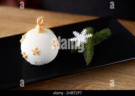 Dessert sous forme de jouet de Noël.Mini-mousse à dessert, recouverte de velours.Gâteau européen moderne.Cuisine française.Thème de Noël. Banque D'Images