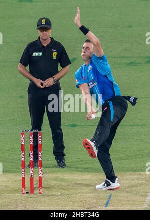 Sydney, Australie.21st décembre 2021.Daniel Worrall, de grévistes, se met à la pétanque pendant le match entre Sydney Sixers et Adelaide Strikers au Sydney Cricket Ground, le 21 décembre 2021, à Sydney, en Australie.(Usage éditorial seulement) Credit: Izhar Ahmed Khan/Alamy Live News/Alamy Live News Banque D'Images