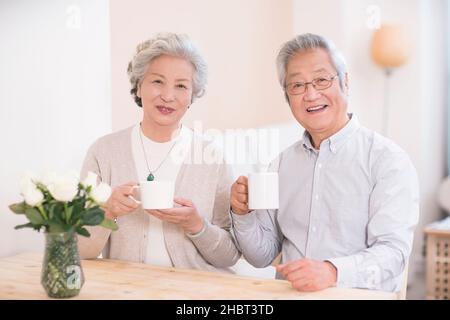 Bon vieux couple qui boit du thé à la maison Banque D'Images