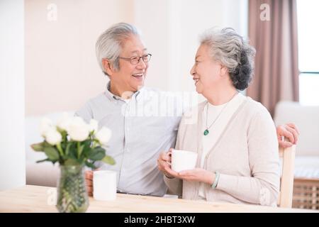 Bon vieux couple qui boit du thé à la maison Banque D'Images