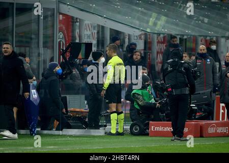 Davide Massa arbitre contrôle le Var pendant la série 2021/22 Un match de football entre l'AC Milan et SSC Napoli au stade Giuseppe Meazza, Milan, Italie le 19 décembre 2021-photo ReporterTorino Banque D'Images