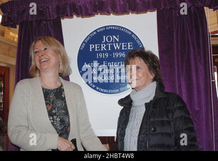 Dariel Pertwee (à gauche) et Ingeborg Pertwee (Ingeborg Rhoesa), fille et veuve de l'acteur anglais, Jon Pertwee, dévoilant une plaque bleue en son honneur, 2016 Banque D'Images