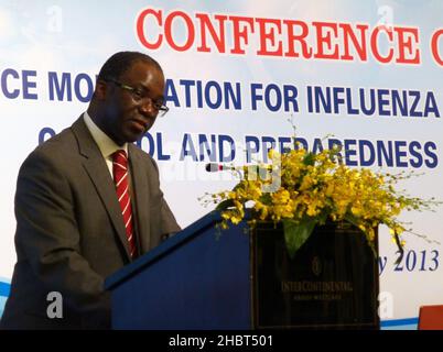 2010s Vietnam: Le Dr Babtunde Olowokure, OMS, parle à la Conférence sur la mobilisation des ressources pour la prévention, le contrôle et la préparation de la grippe A (H7N9) au Vietnam ca.5 mai 2013 Banque D'Images