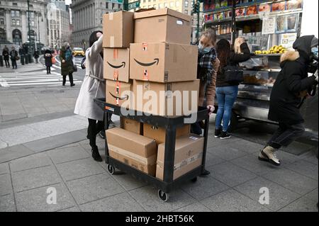 New York, États-Unis.21st décembre 2021.Documents sortis du palais de justice fédéral dans le district sud de New York pour le procès de Ghislaine Maxwell, New York, NY, le 21 décembre 2021.Un jury a entamé ses délibérations sur la question de savoir si la socialite britannique est un prédateur dangereux qui a recruté des adolescents victimes d’abus sexuels par le financier Jeffrey Epstein, comme l’affirment les procureurs.(Photo par Anthony Behar/Sipa USA) crédit: SIPA USA/Alay Live News Banque D'Images