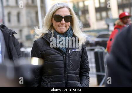 L'avocate de la défense Laura Menninger arrive au palais de justice fédéral dans le district sud de New York pour le procès de Ghislaine Maxwell, New York, NY, le 21 décembre 2021.Un jury a entamé ses délibérations sur la question de savoir si la socialite britannique est un prédateur dangereux qui a recruté des adolescents victimes d’abus sexuels par le financier Jeffrey Epstein, comme l’affirment les procureurs.(Photo par Anthony Behar/Sipa USA) Banque D'Images