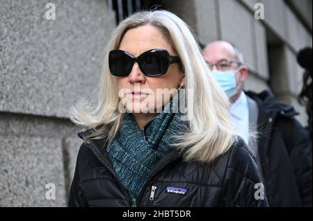 L'avocate de la défense Laura Menninger arrive au palais de justice fédéral dans le district sud de New York pour le procès de Ghislaine Maxwell, New York, NY, le 21 décembre 2021.Un jury a entamé ses délibérations sur la question de savoir si la socialite britannique est un prédateur dangereux qui a recruté des adolescents victimes d’abus sexuels par le financier Jeffrey Epstein, comme l’affirment les procureurs.(Photo par Anthony Behar/Sipa USA) Banque D'Images