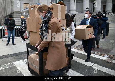 L'avocat de la défense Christian Everdell (masque blanc) tient une boîte derrière les documents qui sortent du palais de justice fédéral dans le district sud de New York pour le procès de Ghislaine Maxwell, New York, NY, le 21 décembre 2021.Un jury a entamé ses délibérations sur la question de savoir si la socialite britannique est un prédateur dangereux qui a recruté des adolescents victimes d’abus sexuels par le financier Jeffrey Epstein, comme l’affirment les procureurs.(Photo par Anthony Behar/Sipa USA) Banque D'Images