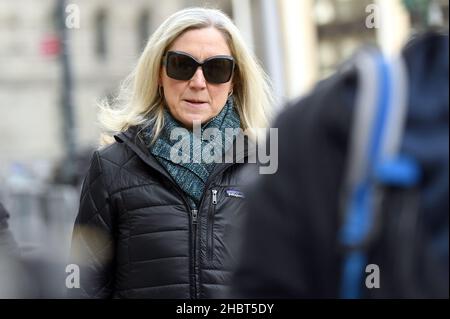 L'avocate de la défense Laura Menninger arrive au palais de justice fédéral dans le district sud de New York pour le procès de Ghislaine Maxwell, New York, NY, le 21 décembre 2021.Un jury a entamé ses délibérations sur la question de savoir si la socialite britannique est un prédateur dangereux qui a recruté des adolescents victimes d’abus sexuels par le financier Jeffrey Epstein, comme l’affirment les procureurs.(Photo par Anthony Behar/Sipa USA) Banque D'Images