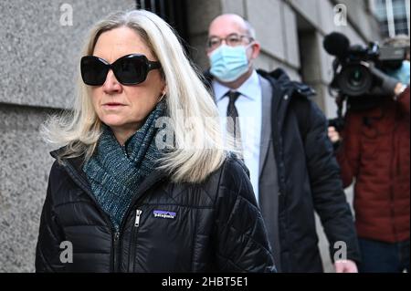 L'avocate de la défense Laura Menninger arrive au palais de justice fédéral dans le district sud de New York pour le procès de Ghislaine Maxwell, New York, NY, le 21 décembre 2021.Un jury a entamé ses délibérations sur la question de savoir si la socialite britannique est un prédateur dangereux qui a recruté des adolescents victimes d’abus sexuels par le financier Jeffrey Epstein, comme l’affirment les procureurs.(Photo par Anthony Behar/Sipa USA) Banque D'Images