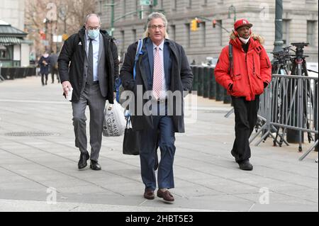 L'avocat de la défense Jeffrey Pagliuca (au centre) arrive au palais de justice fédéral dans le district sud de New York pour le procès de Ghislaine Maxwell, New York, NY, le 21 décembre 2021.Un jury a entamé ses délibérations sur la question de savoir si la socialite britannique est un prédateur dangereux qui a recruté des adolescents victimes d’abus sexuels par le financier Jeffrey Epstein, comme l’affirment les procureurs.(Photo par Anthony Behar/Sipa USA) Banque D'Images