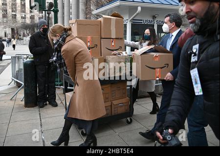 L'avocat de la défense Christian Everdell (masque blanc) tient une boîte derrière les documents qui sortent du palais de justice fédéral dans le district sud de New York pour le procès de Ghislaine Maxwell, New York, NY, le 21 décembre 2021.Un jury a entamé ses délibérations sur la question de savoir si la socialite britannique est un prédateur dangereux qui a recruté des adolescents victimes d’abus sexuels par le financier Jeffrey Epstein, comme l’affirment les procureurs.(Photo par Anthony Behar/Sipa USA) Banque D'Images