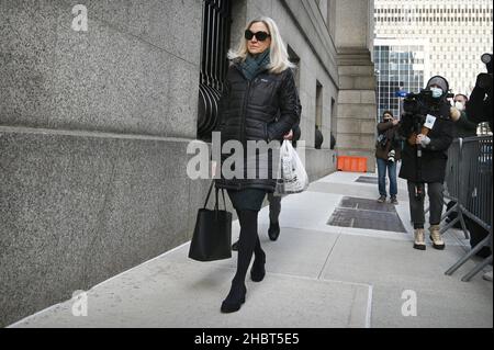 L'avocate de la défense Laura Menninger arrive au palais de justice fédéral dans le district sud de New York pour le procès de Ghislaine Maxwell, New York, NY, le 21 décembre 2021.Un jury a entamé ses délibérations sur la question de savoir si la socialite britannique est un prédateur dangereux qui a recruté des adolescents victimes d’abus sexuels par le financier Jeffrey Epstein, comme l’affirment les procureurs.(Photo par Anthony Behar/Sipa USA) Banque D'Images