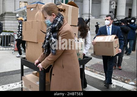 L'avocat de la défense Christian Everdell (masque blanc) tient une boîte derrière les documents qui sortent du palais de justice fédéral dans le district sud de New York pour le procès de Ghislaine Maxwell, New York, NY, le 21 décembre 2021.Un jury a entamé ses délibérations sur la question de savoir si la socialite britannique est un prédateur dangereux qui a recruté des adolescents victimes d’abus sexuels par le financier Jeffrey Epstein, comme l’affirment les procureurs.(Photo par Anthony Behar/Sipa USA) Banque D'Images