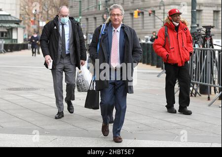 L'avocat de la défense Jeffrey Pagliuca (au centre) arrive au palais de justice fédéral dans le district sud de New York pour le procès de Ghislaine Maxwell, New York, NY, le 21 décembre 2021.Un jury a entamé ses délibérations sur la question de savoir si la socialite britannique est un prédateur dangereux qui a recruté des adolescents victimes d’abus sexuels par le financier Jeffrey Epstein, comme l’affirment les procureurs.(Photo par Anthony Behar/Sipa USA) Banque D'Images