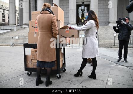 Documents sortis du palais de justice fédéral dans le district sud de New York pour le procès de Ghislaine Maxwell, New York, NY, le 21 décembre 2021.Un jury a entamé ses délibérations sur la question de savoir si la socialite britannique est un prédateur dangereux qui a recruté des adolescents victimes d’abus sexuels par le financier Jeffrey Epstein, comme l’affirment les procureurs.(Photo par Anthony Behar/Sipa USA) Banque D'Images