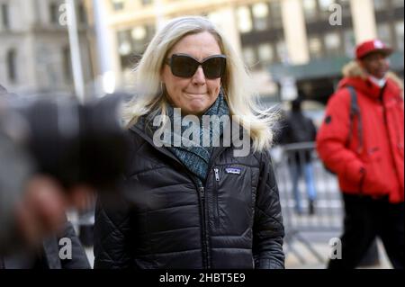 L'avocate de la défense Laura Menninger arrive au palais de justice fédéral dans le district sud de New York pour le procès de Ghislaine Maxwell, New York, NY, le 21 décembre 2021.Un jury a entamé ses délibérations sur la question de savoir si la socialite britannique est un prédateur dangereux qui a recruté des adolescents victimes d’abus sexuels par le financier Jeffrey Epstein, comme l’affirment les procureurs.(Photo par Anthony Behar/Sipa USA) Banque D'Images