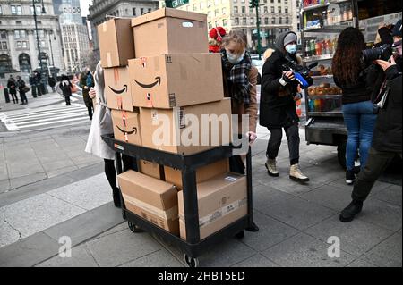 Documents sortis du palais de justice fédéral dans le district sud de New York pour le procès de Ghislaine Maxwell, New York, NY, le 21 décembre 2021.Un jury a entamé ses délibérations sur la question de savoir si la socialite britannique est un prédateur dangereux qui a recruté des adolescents victimes d’abus sexuels par le financier Jeffrey Epstein, comme l’affirment les procureurs.(Photo par Anthony Behar/Sipa USA) Banque D'Images