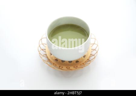 thé vert chaud avec lait matcha latte isolé sur fond blanc Banque D'Images